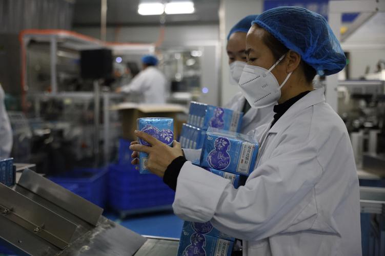 目前,市药监局已派12名工作人员进驻11家疫情防控药品生产企业,全力做